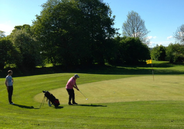 Joueurs s’entraînant au putting au Golf de Saint-Lô en Normandie