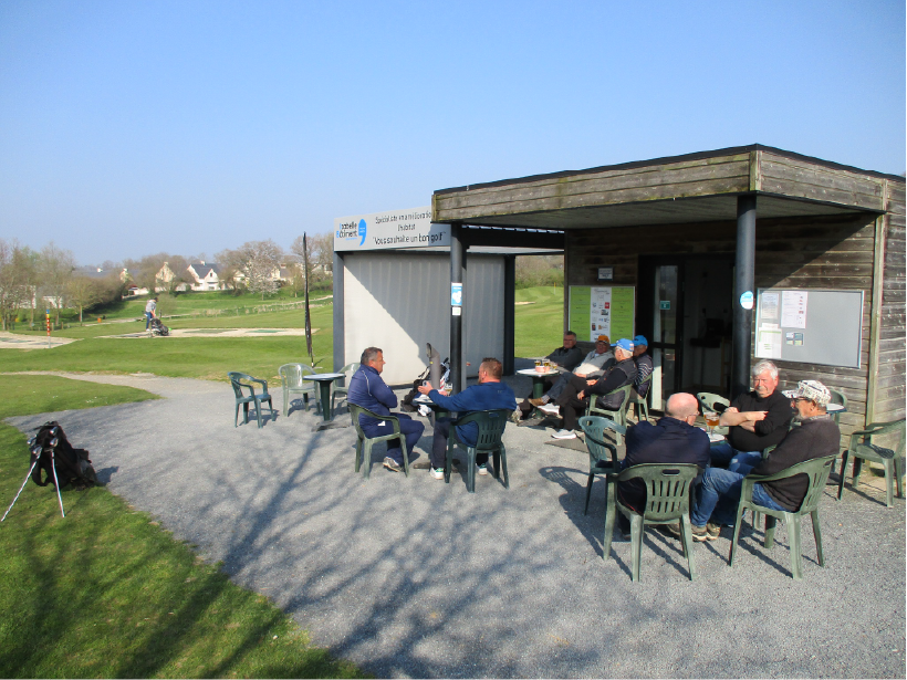 Terrasse du club-house du Golf de Saint-Lô.