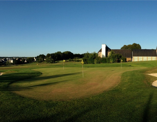 Vue d'un green avec bunkers au Golf de Saint-Lô.