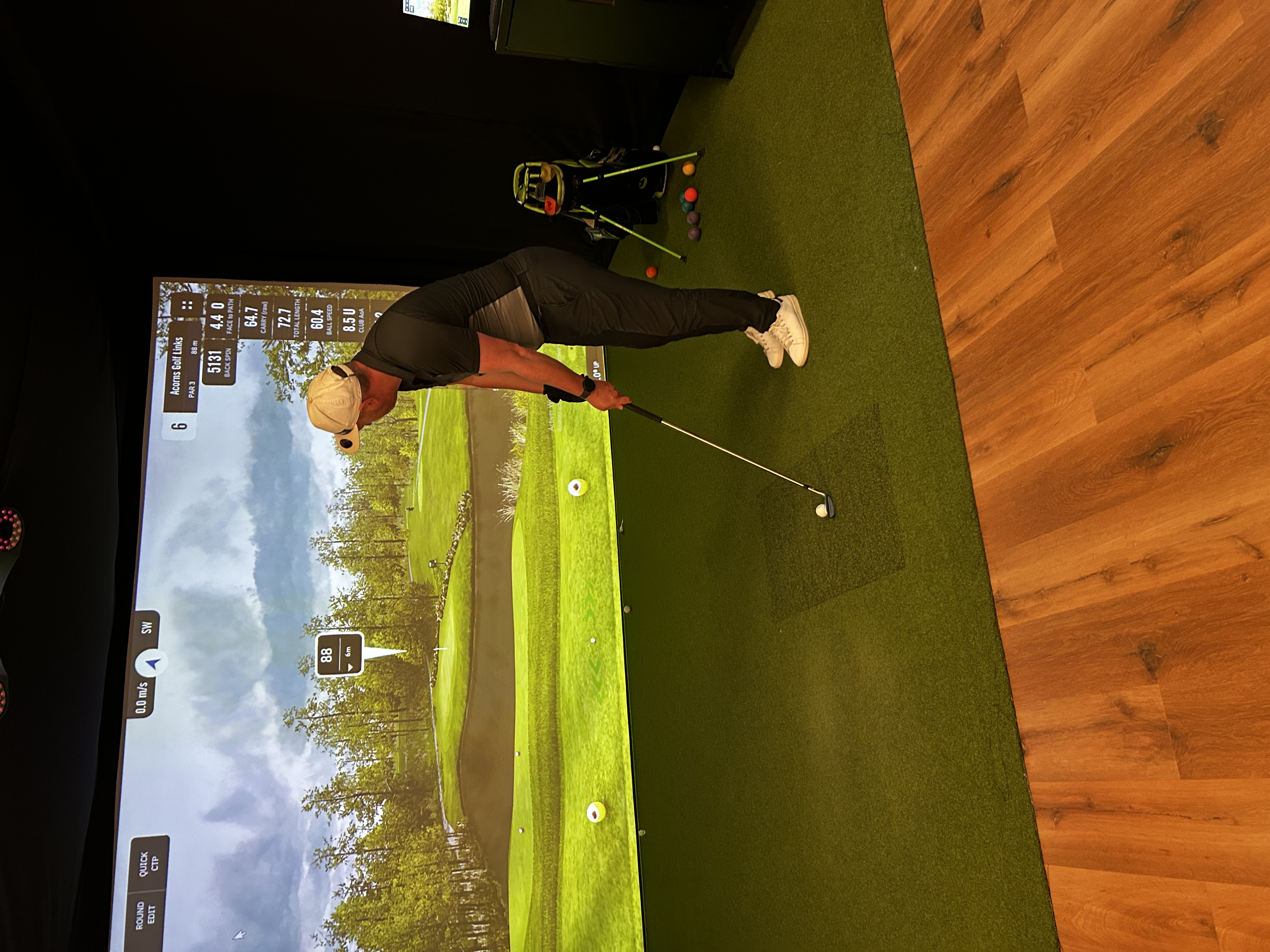 Un golfeur au simulateur de golf du Golf Indoor du Before